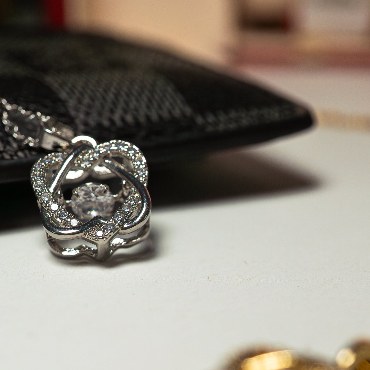 Detailaufnahme der silbernen Amoréa Kette mit Herzanhänger – dezente Eleganz
